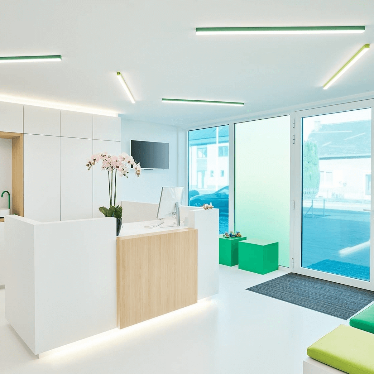 Ninza Linear Surface Mount Light Fixture1